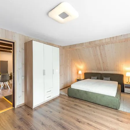 Shanghai Banzai Family Апартаменты *